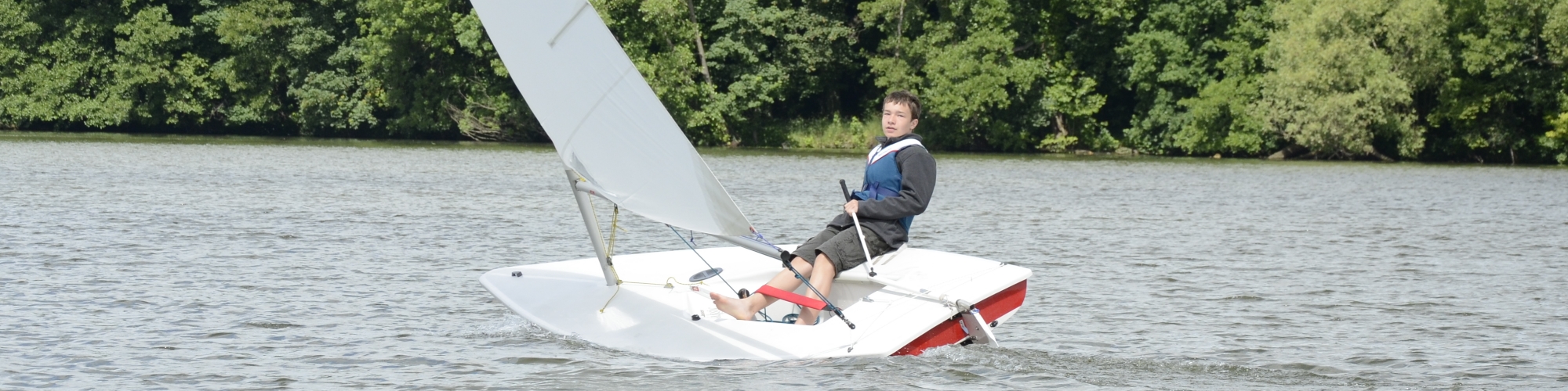 Segelkind Paul beim Training im Laser
